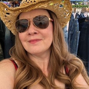 Meet your Posher, Monica